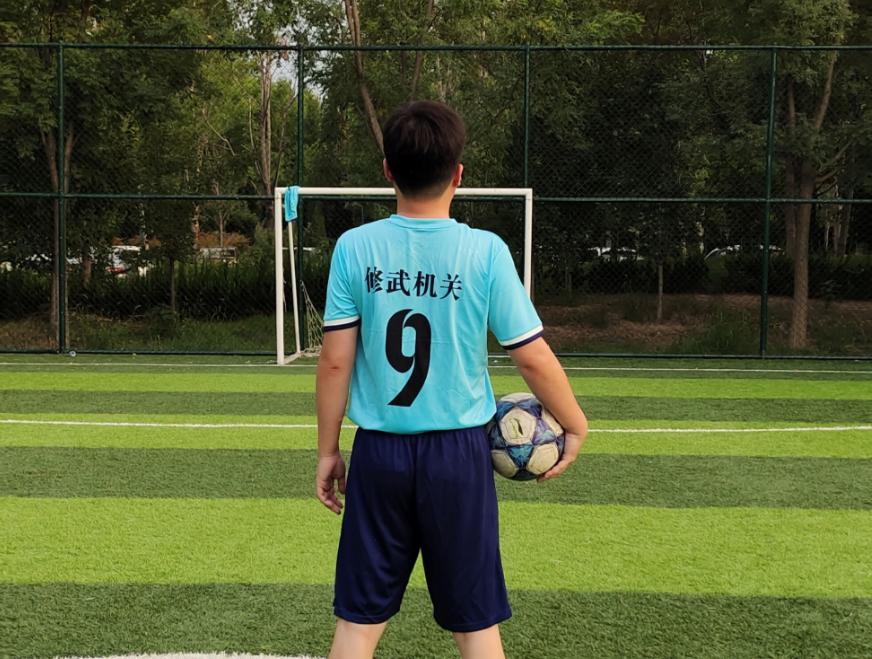 挥洒汗水逐梦绿茵场,挥洒汗水追梦绿茵