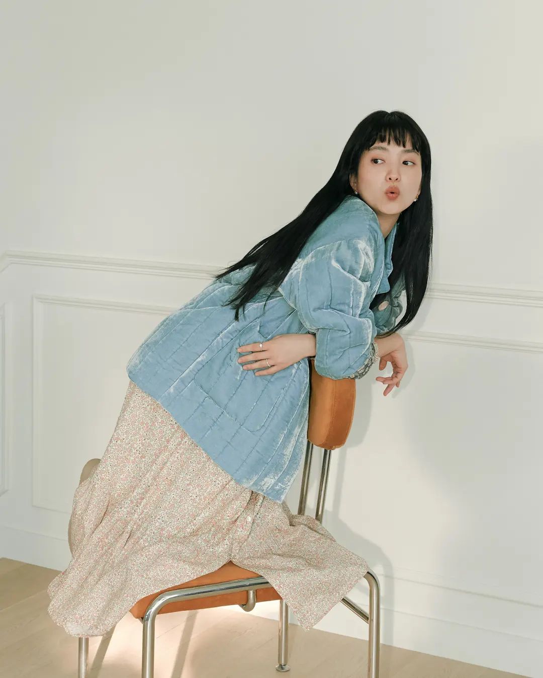 飘逸长裙与马卡龙色系，跟着金泰梨这样搭，轻松穿出文艺女孩