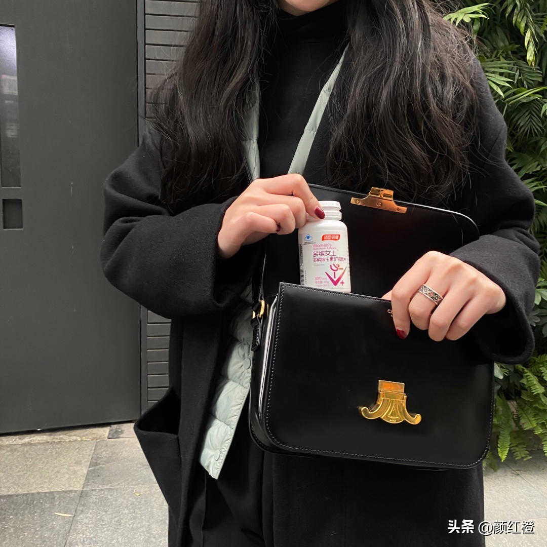 羽绒马甲什么时候穿怎么搭配好看,今冬最火大衣穿法太时髦高级了