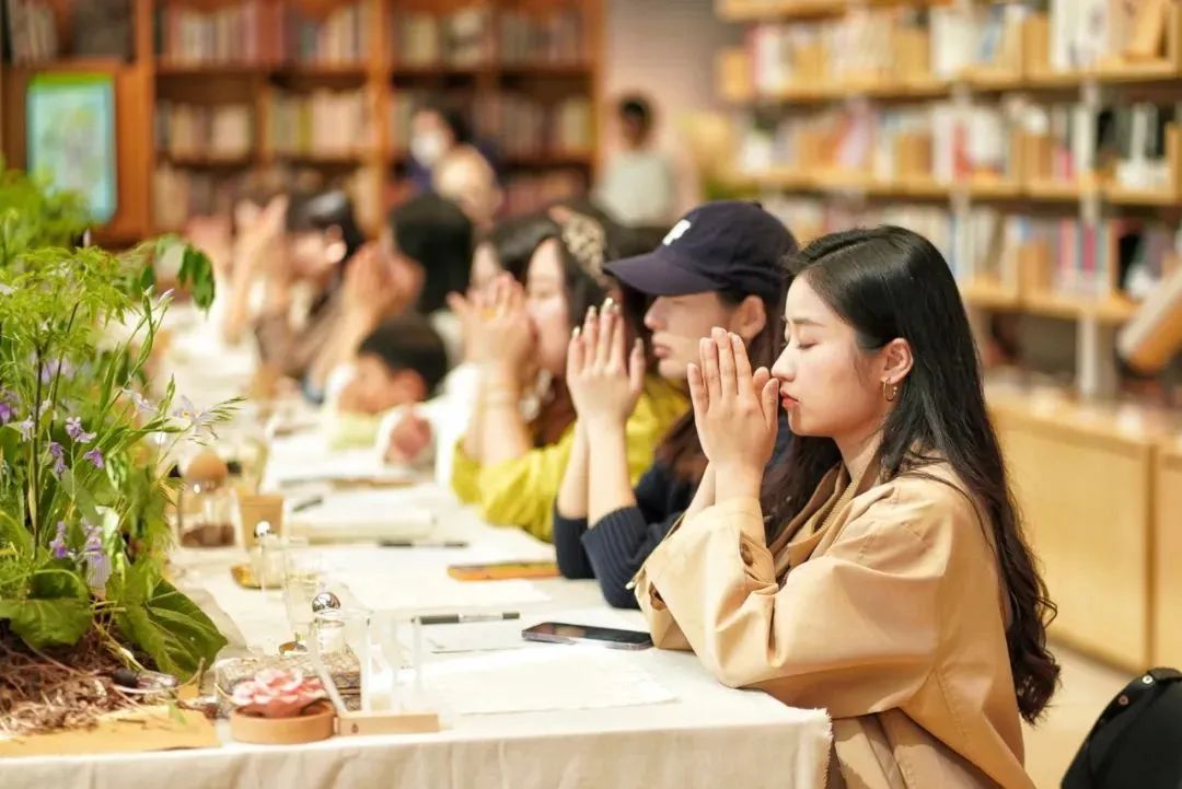 公路商店、露营咖啡...为什么这些新商业都在“去商业化”?