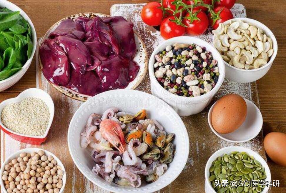 为什么年纪轻轻白发越白越多,45岁80%的头发白了是什么原因