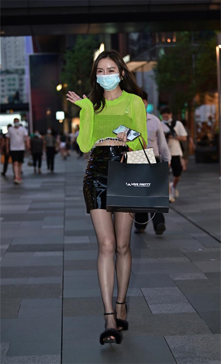 搭配短皮裙穿什么鞋好看,连衣小皮裙配什么鞋好看