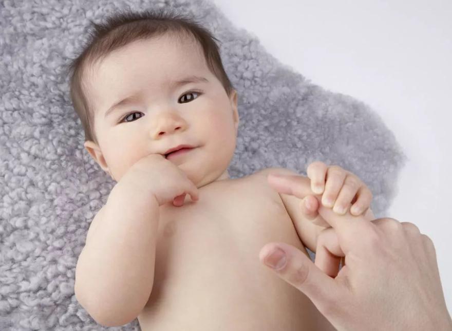 宝宝爱吃手指要不要管,一岁宝宝爱吃手指要不要管