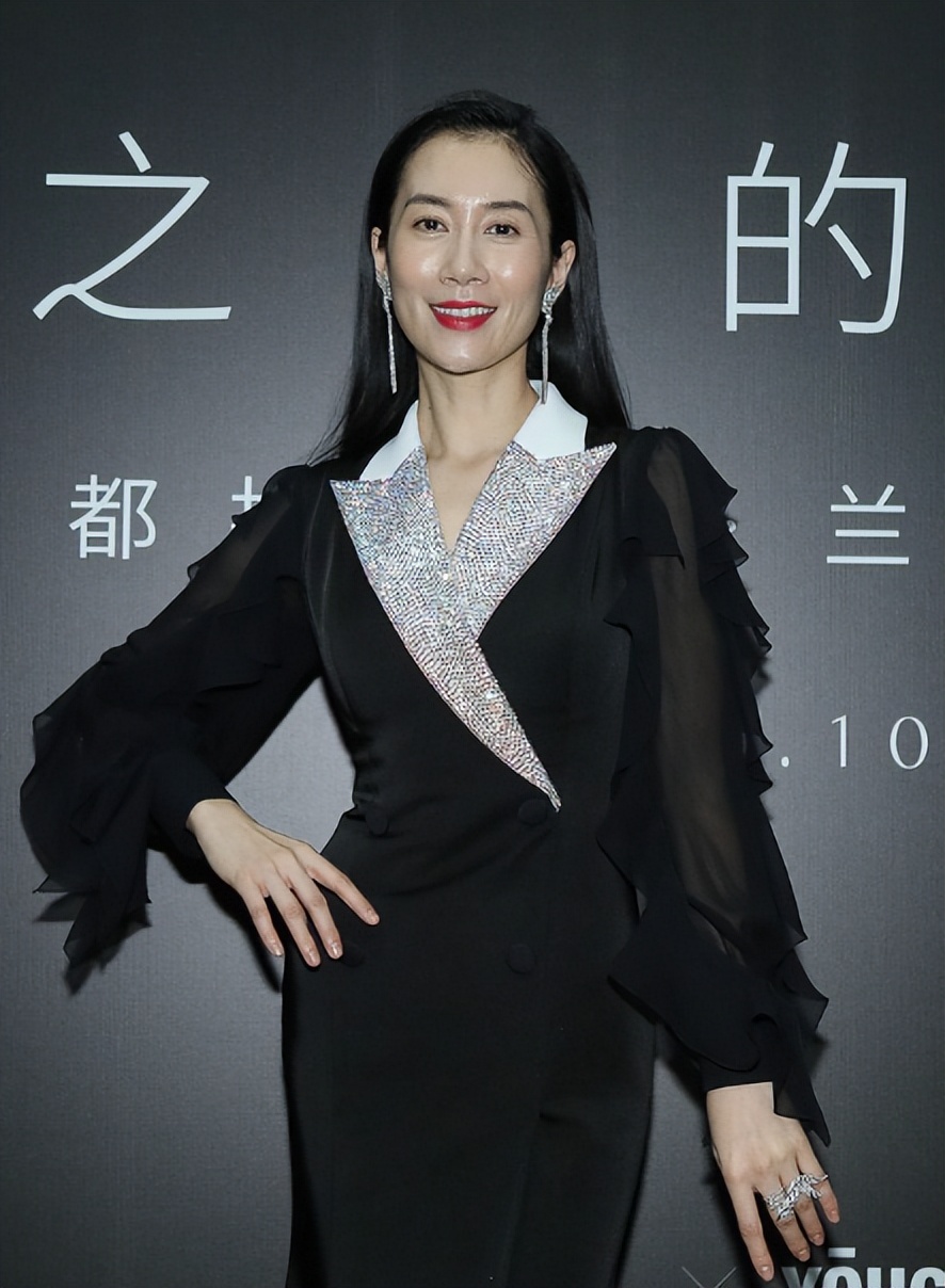 脖子青筋暴起、胸部瘦成排骨，这8位女明星的审美太畸形了