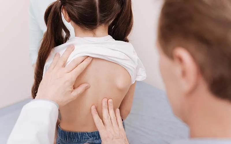 儿童骨头长歪了怎么办,身体长歪的孩子图片