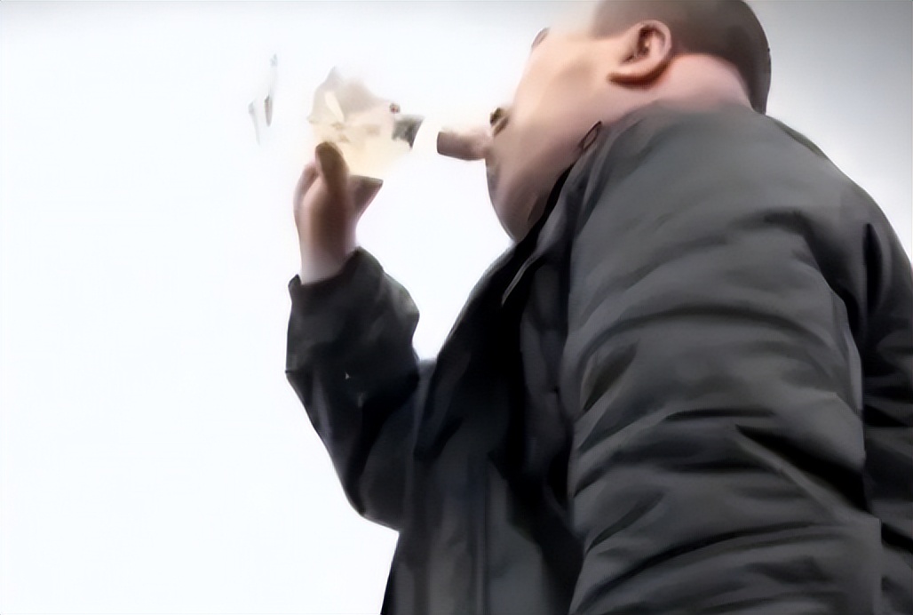 男子喝酒脖子成河马,喝酒喝成河马脖子病