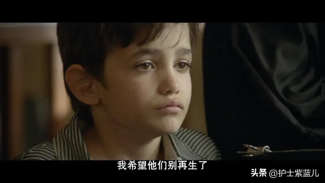 太惨了！孩子的胃被一脚踢爆裂了！那个父亲，他怎么如此残忍