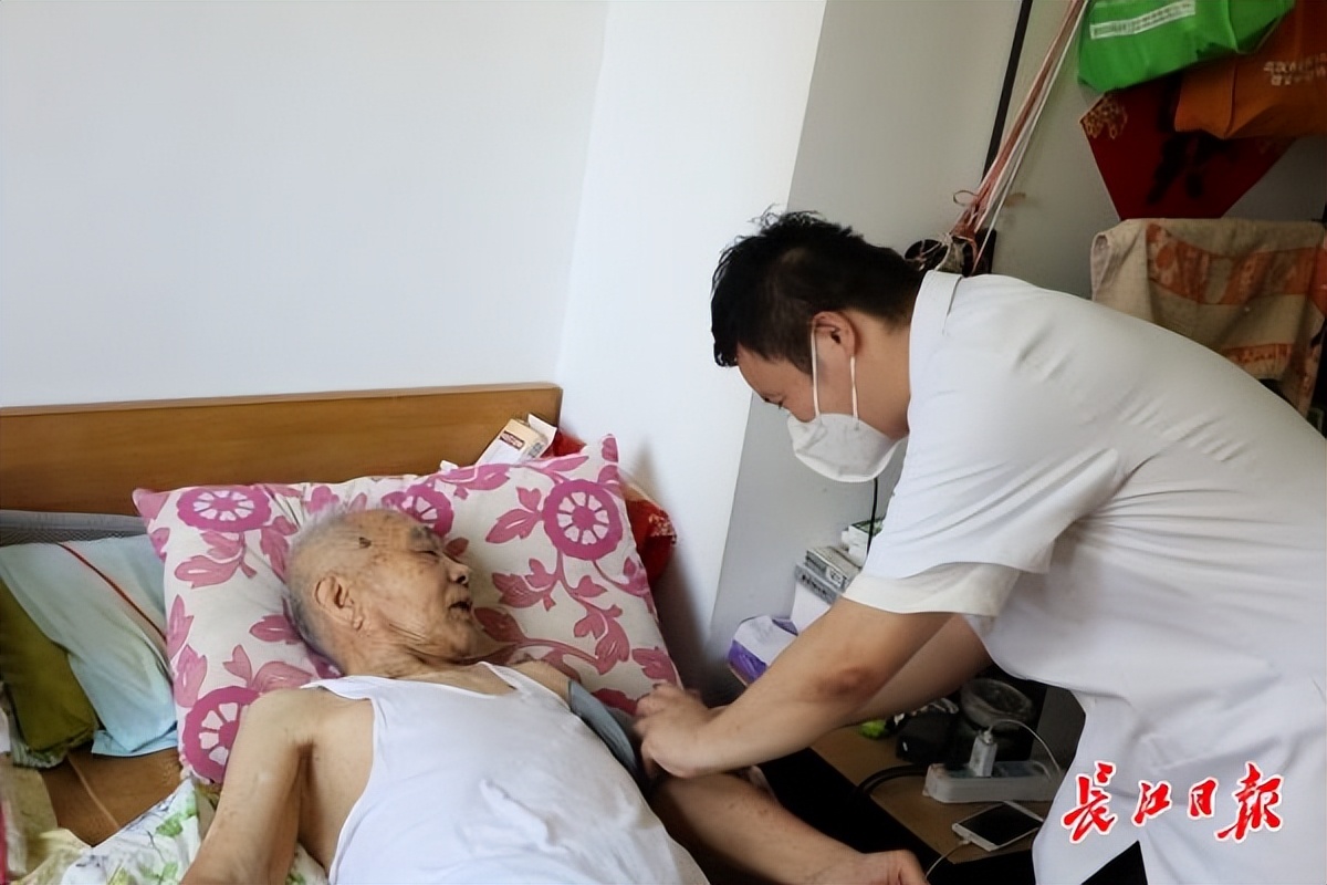 七旬赤脚医生从医49年,临床医学社区医生