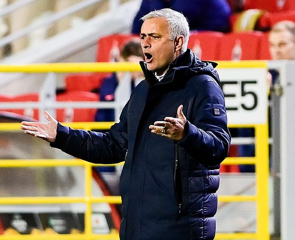 穆里尼奥丢冠后怒喷裁判后续,穆里尼奥炮轰