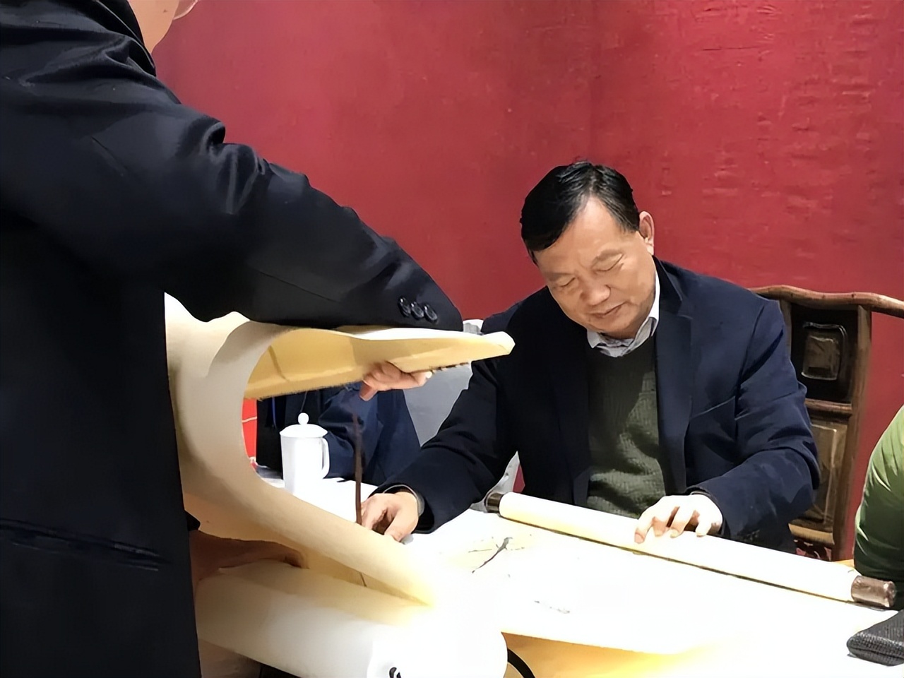 女子拿一幅画鉴宝,专家说是假的,女子:你们可知道我是谁?