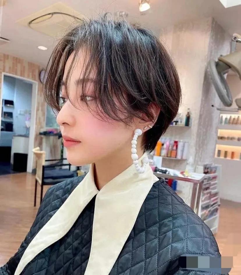 小圆脸适合剪短发吗,肉肉的小圆脸女生剪短发