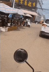 笑死了，女朋友说她昨晚游泳去了，这晒痕就是最好的证明