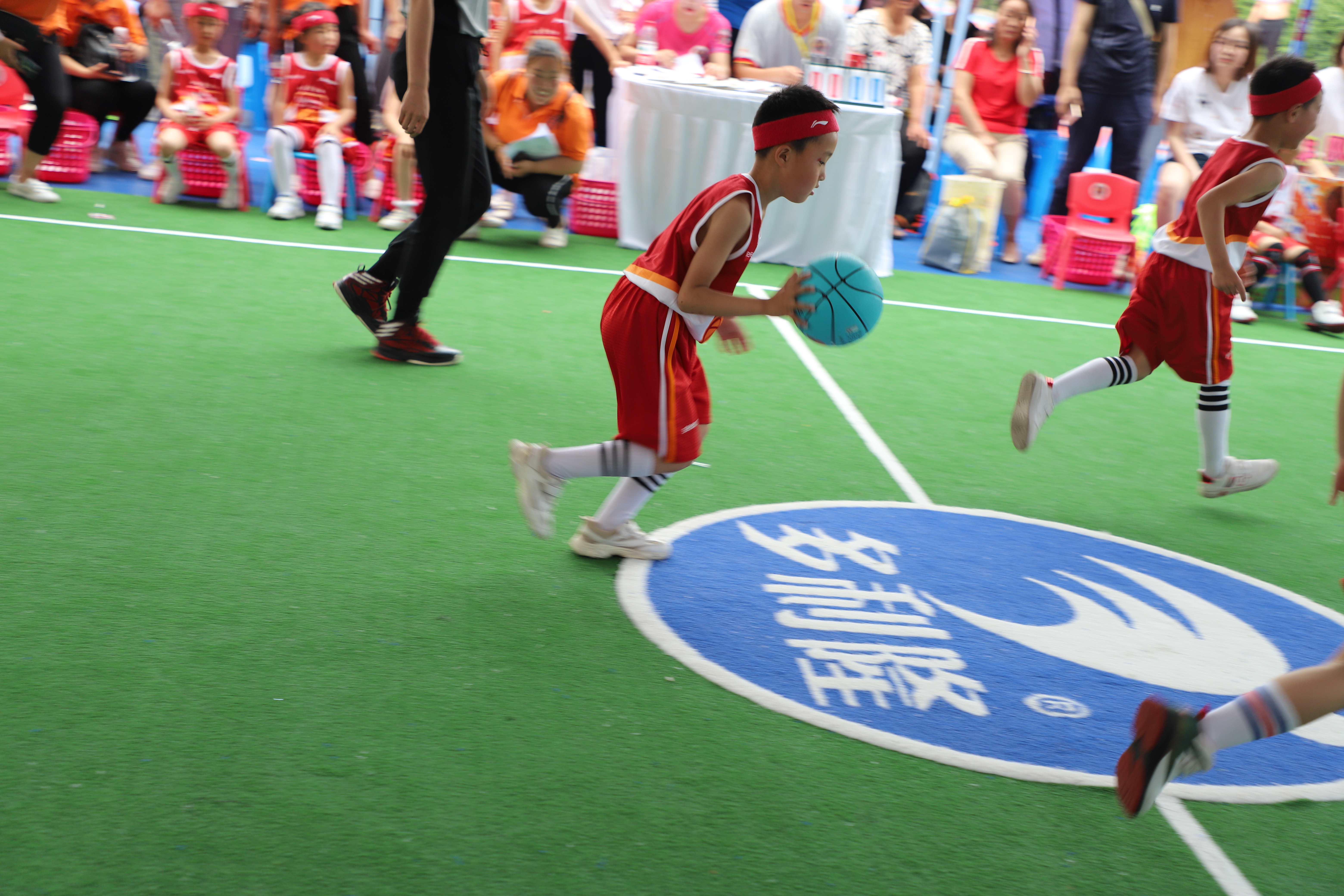 幼儿园铺设足球场,幼儿园人工足球场铺设流程