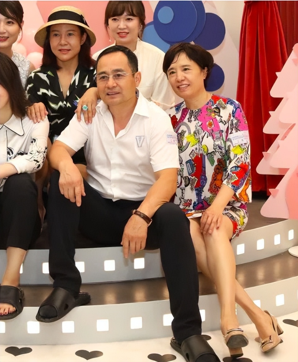 杨幂父母个人简介,杨幂爸爸妈妈资料照片曝光