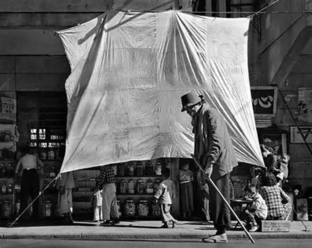 他是华人摄影界传奇，却迫于生计拍三级片…成为“情*电影色**大师”