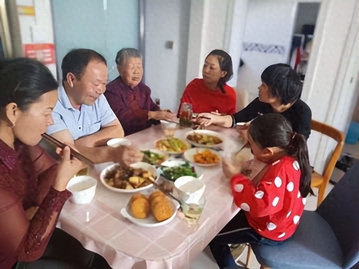 我住在同学家里，和同学的姐姐发生一段往事，至今没有告诉任何人