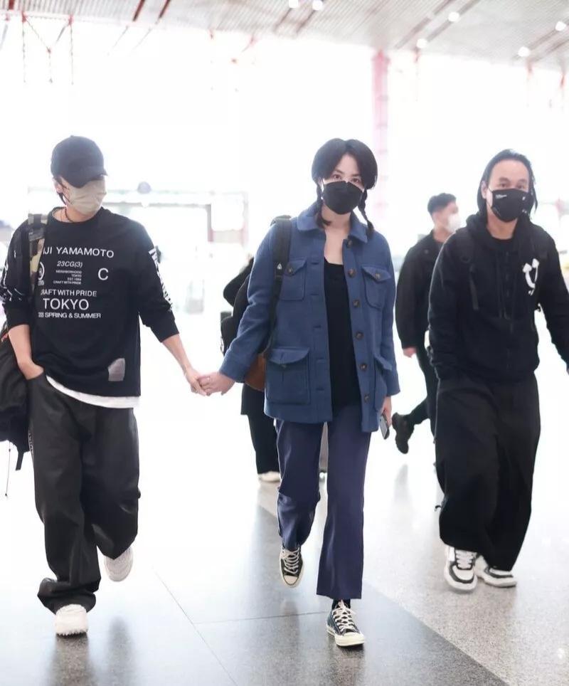 王菲谢霆锋牵手完整视频,王菲和谢霆锋牵手视频真实