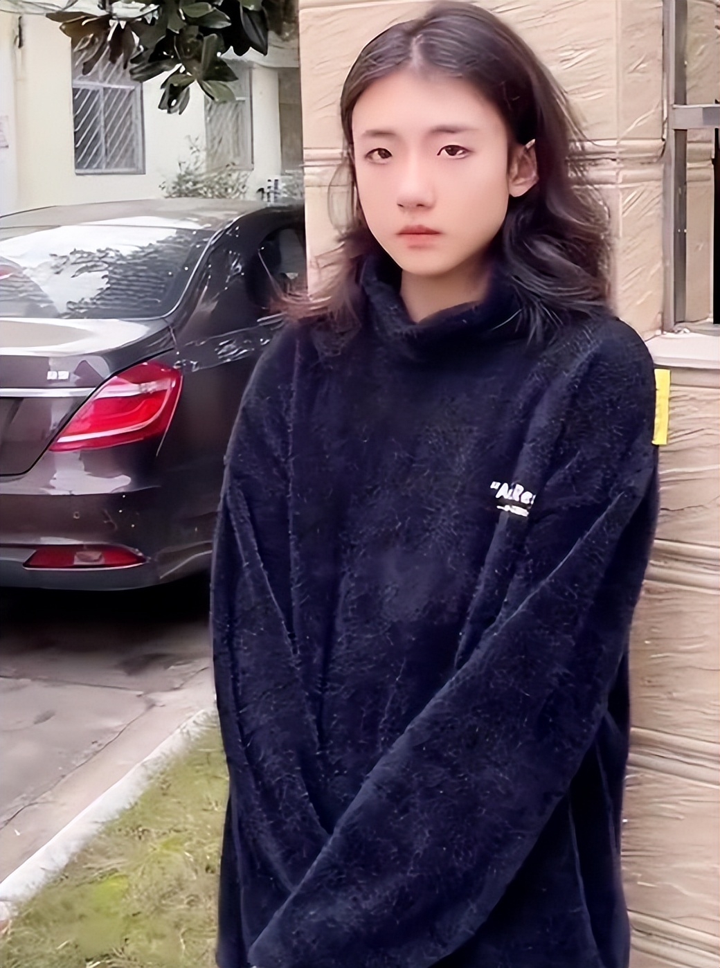 网恋女友是男生！因长相太漂亮出门被路人搭讪，上厕所也要查身份