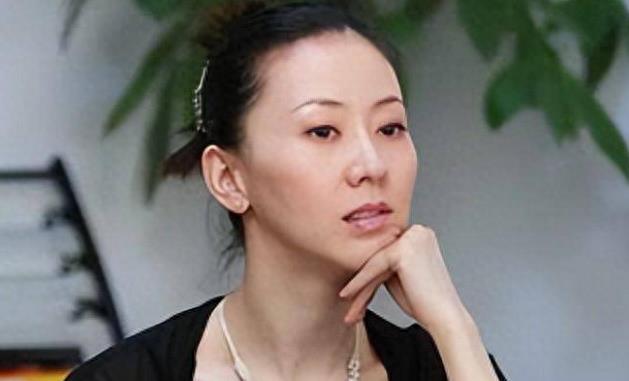 事实证明，为了钱选择当“裸模”的汤加丽，已经走上了另一条路