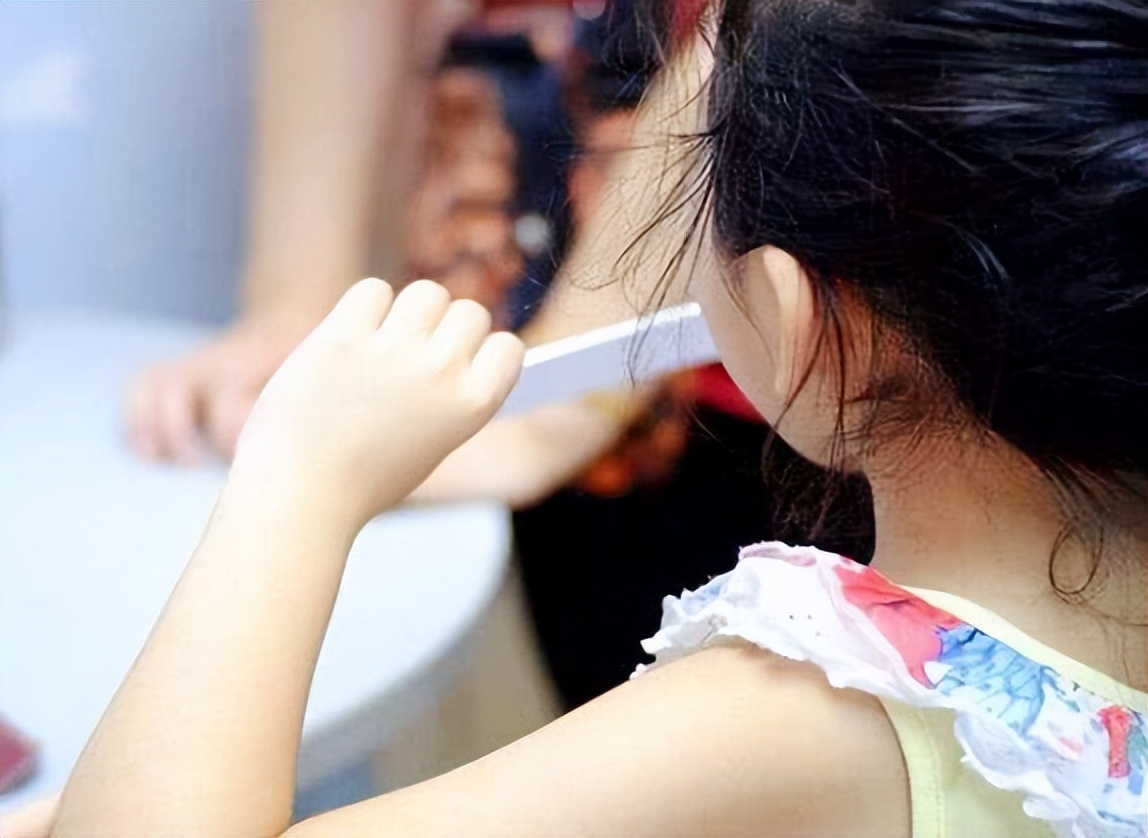 女孩初次来例假是多大岁数,女孩第一次月经多大年龄正常