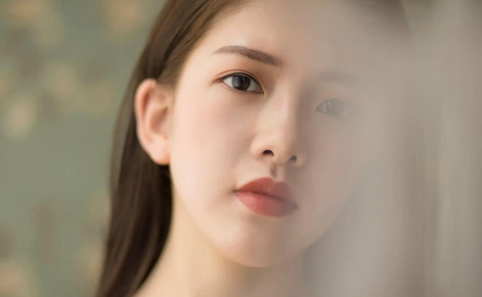 女生的什么表现能说明她谈恋爱了,恋爱没有安全感的女人有几种表现