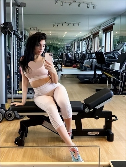 梅西获得金球奖c罗握手梅西,梅西工资卡给老婆