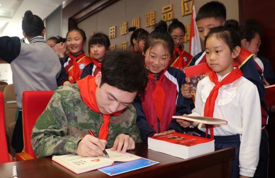 于洪区东平湖街第一小学邀请“最美沈阳人”宋世辉作学雷锋事迹报告