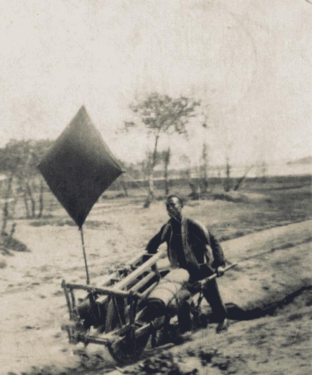 日军侵华老照片：女子自愿脱衣服让洋人拍摄，女孩拍下大尺度照片