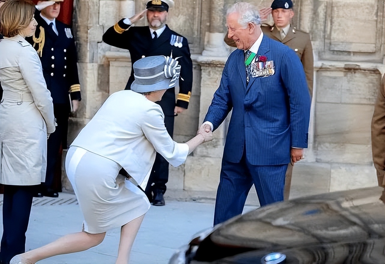 英国王室向西班牙王后行屈膝礼,英国王室的屈膝礼