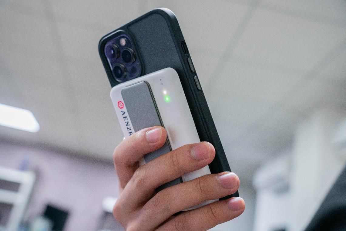 65w磁吸充电宝带支架,一款简约的磁吸充电宝还可当支架