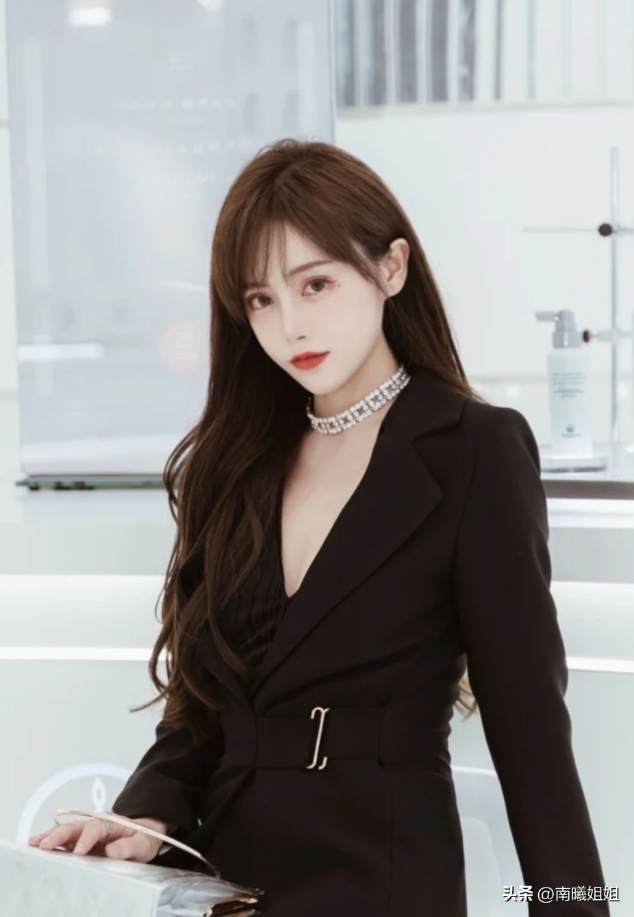 适合细软塌发量少的锁骨卷发,锁骨卷发流行发型减龄