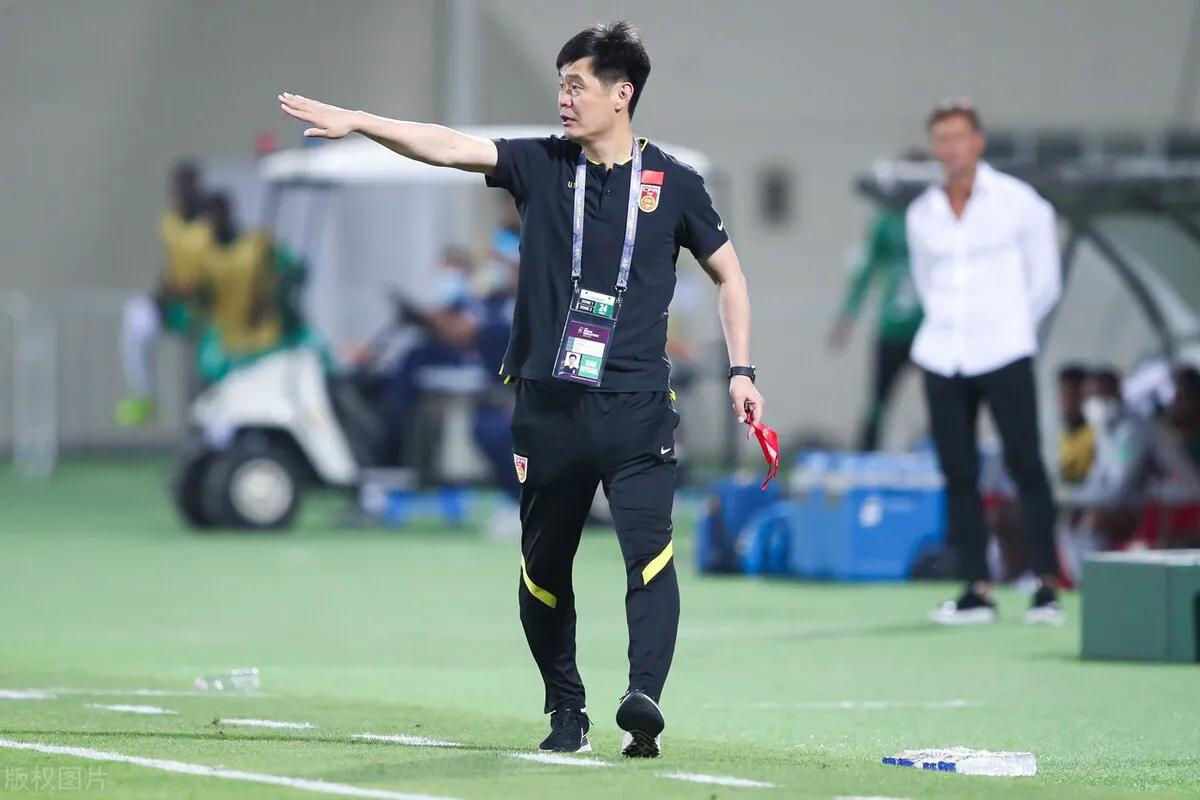 国足1比1平沙特！3功臣背后一水货，拖戴伟浚后腿，李霄鹏信错人