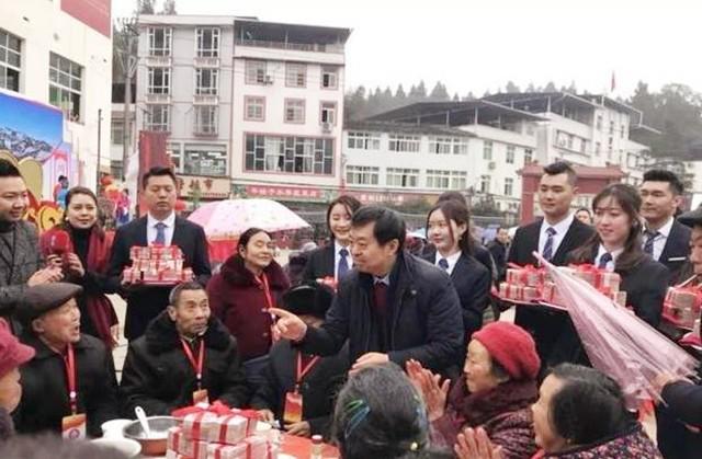 90后小伙带领全村人发家致富,男子创业成功回乡带500多人增收