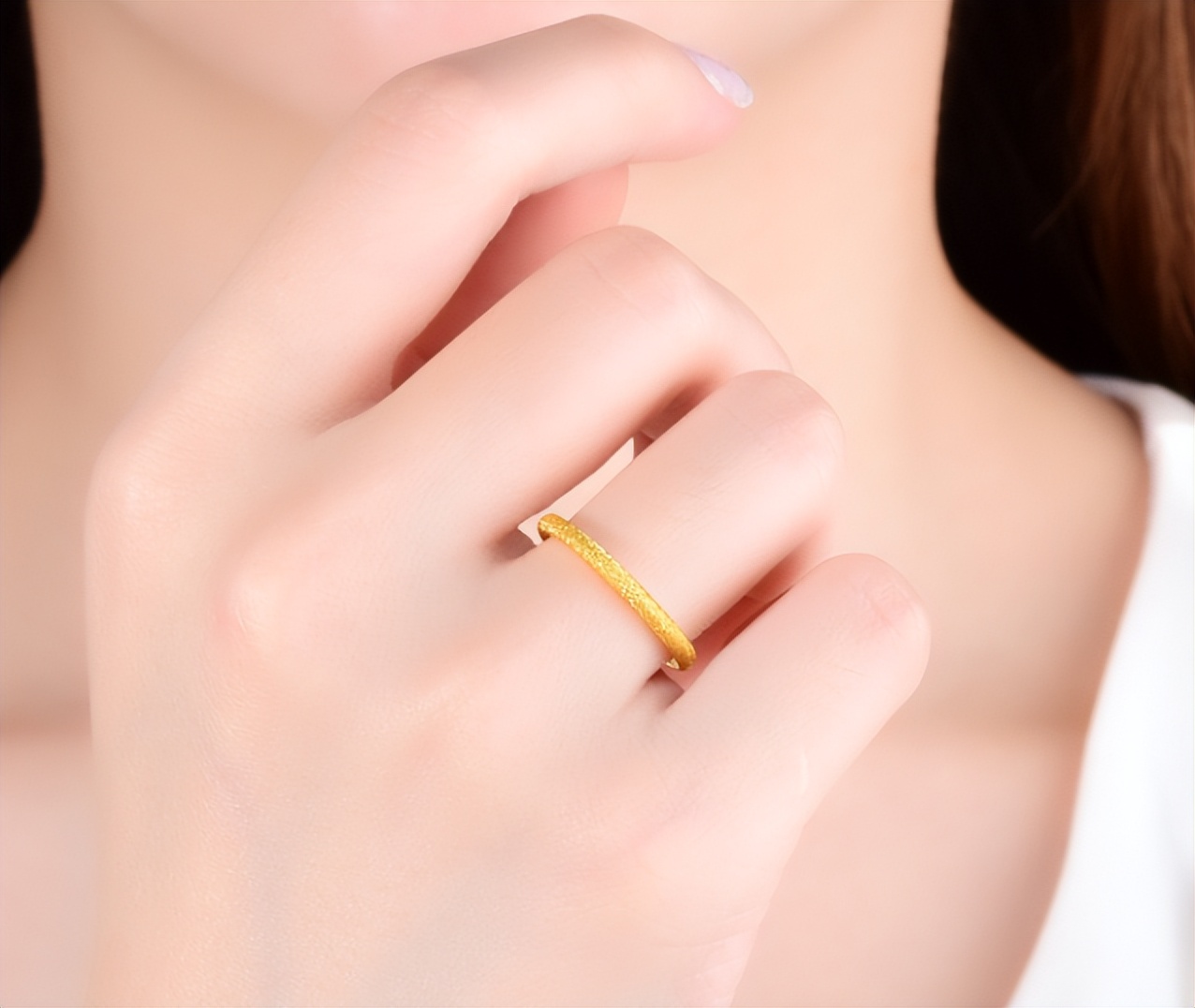 左手钻戒右手黄金戒指一起戴,黄金戒指戴左手还是右手好