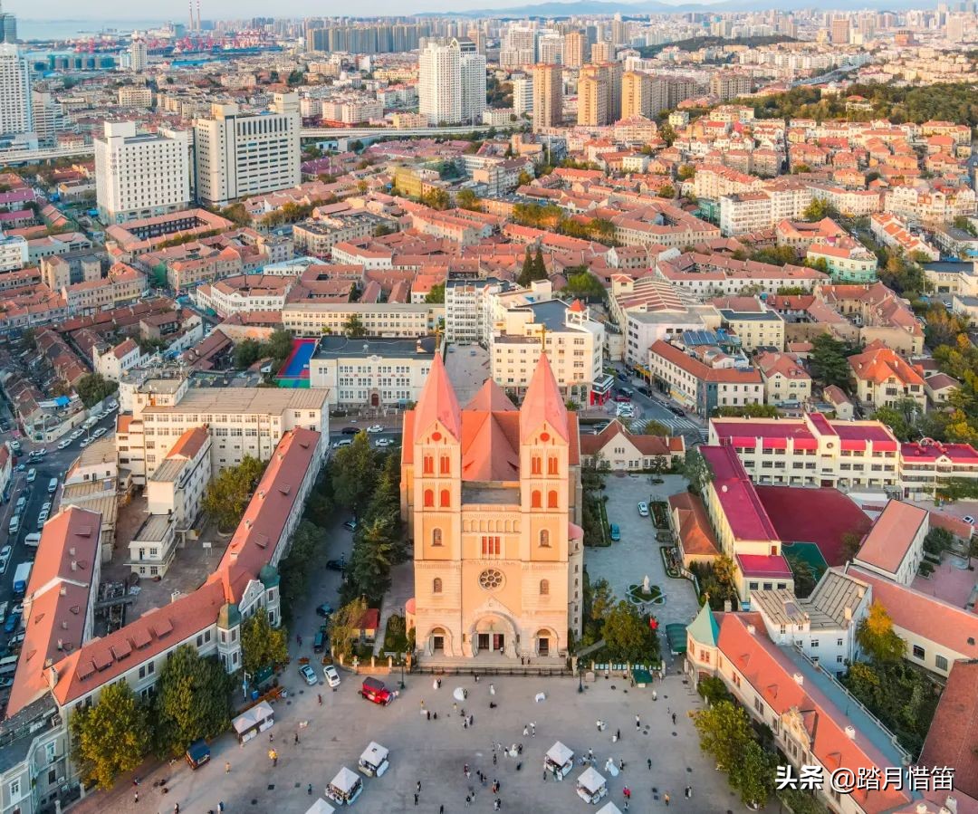 被誉为“东方瑞士”的青岛，有太多的海边浪漫