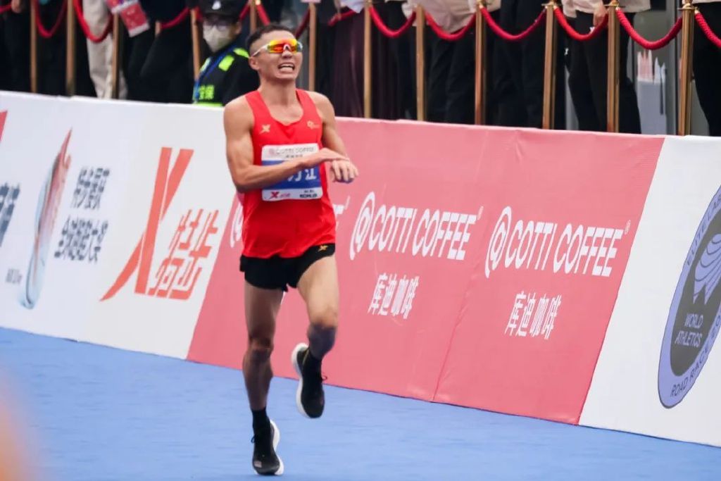 冠军的故事10个字,冠军的励志故事