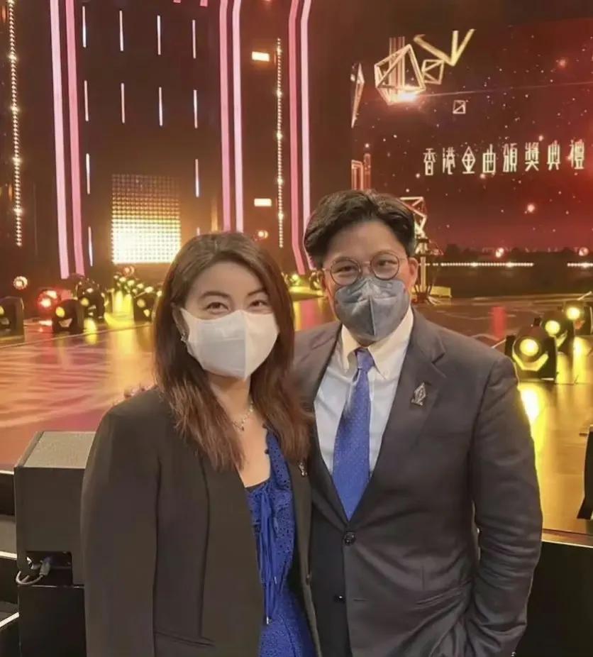 霍启刚晒郭晶晶裁判照大秀恩爱,霍启刚晒中国队大合照