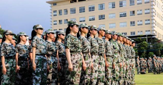 “内衣露出来了，”女大学生抱怨军装单薄透明，学校回应不悦