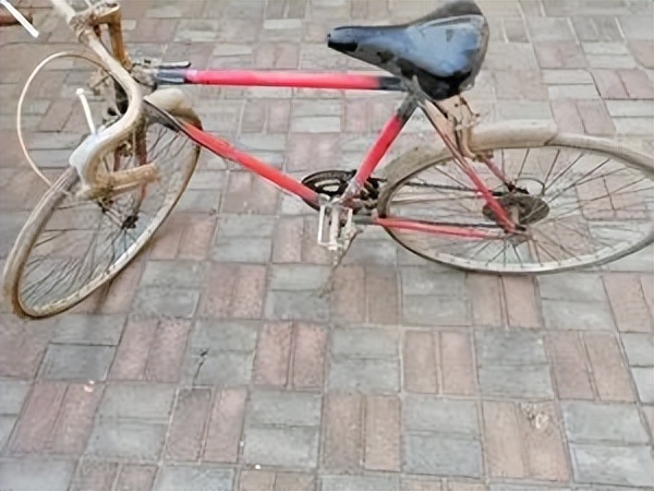 连环杀手隐藏在海滩上,专挑落单男女下手,目的是积累经验做大案