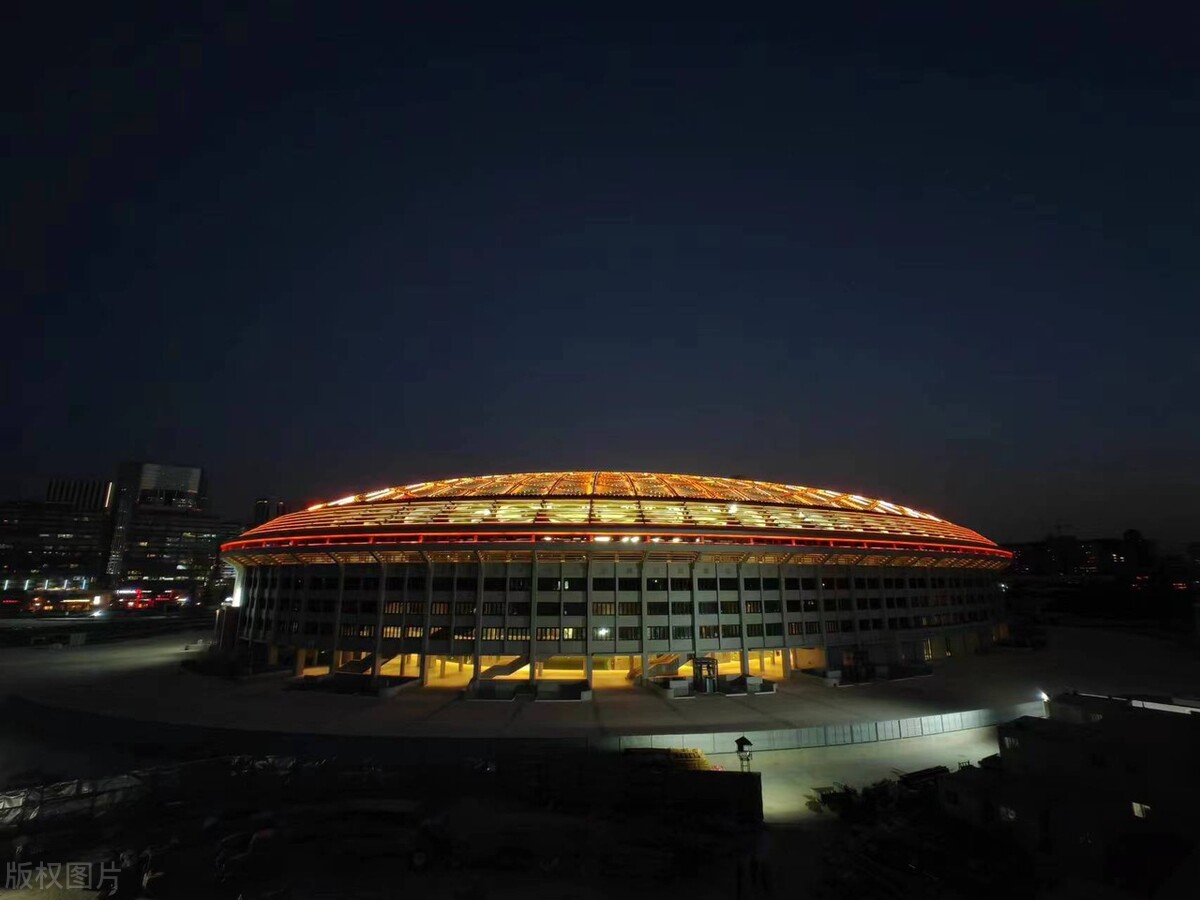 大哥你玩足球，你玩它有啥用啊？刘强东又来蹭玩足球了？