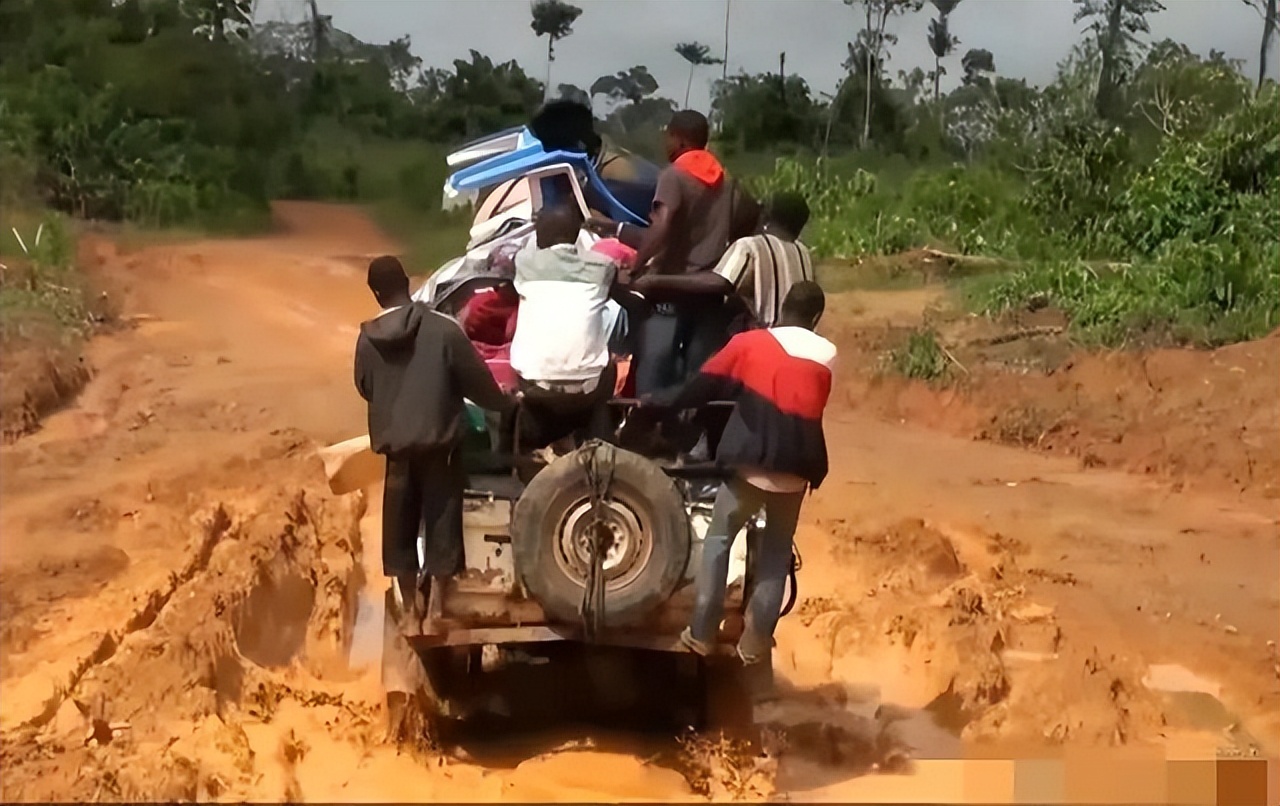 这个国家抄美国“作业”,如今穷到买拖鞋都得分期，雨天全国瘫痪