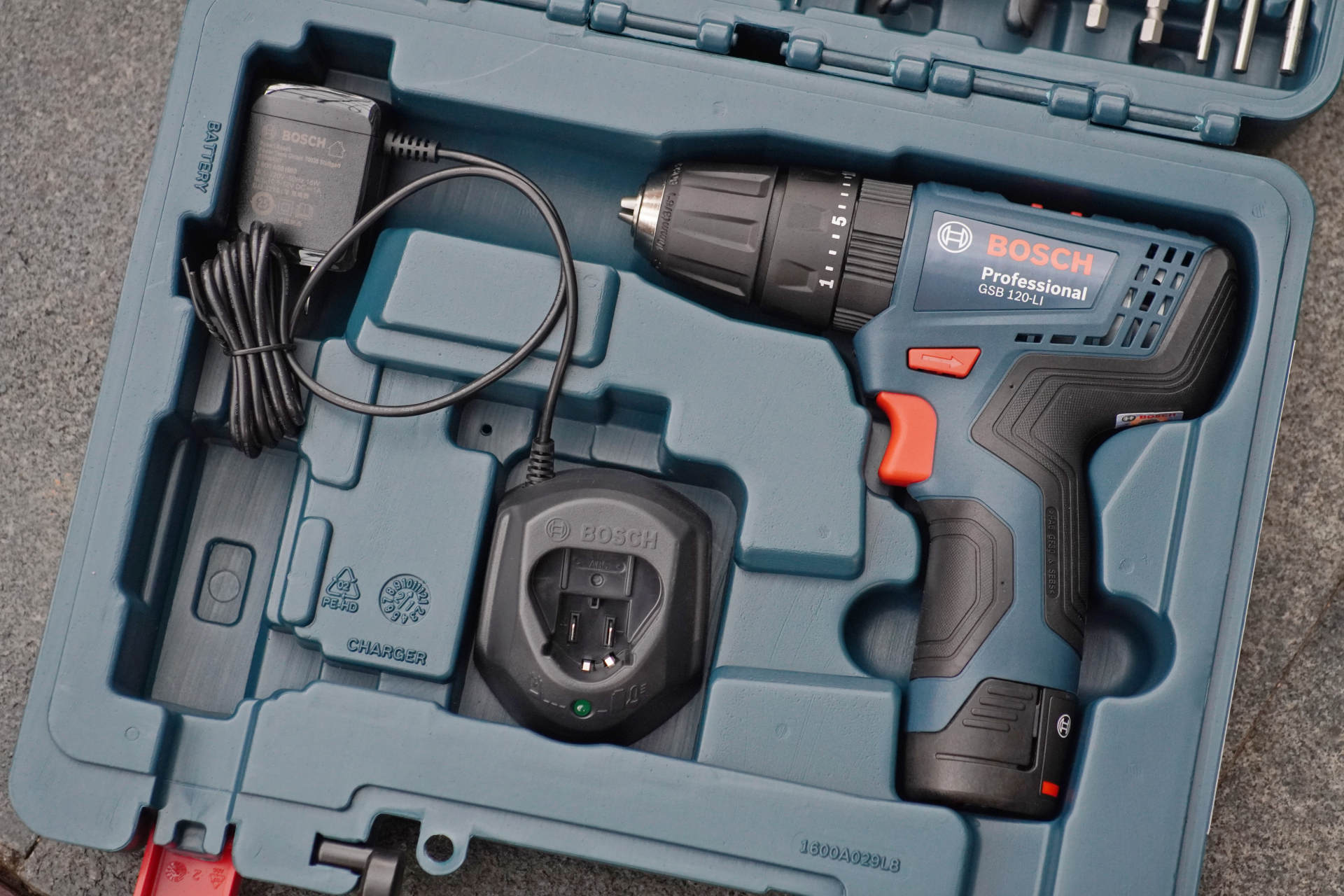 博世冲击钻安装钻头的方法,博世锂电冲击钻如何拆