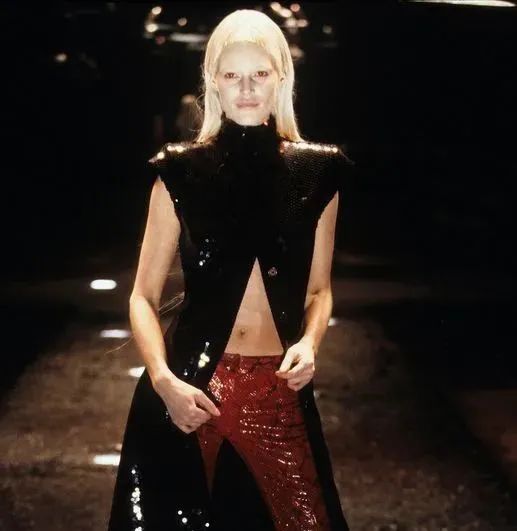 时尚轮回到超辣低腰装?网友吐槽:真当谁都有超模的细腰马甲线啊