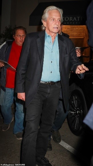 泽塔琼斯结婚照片,泽塔琼斯晒儿女合影