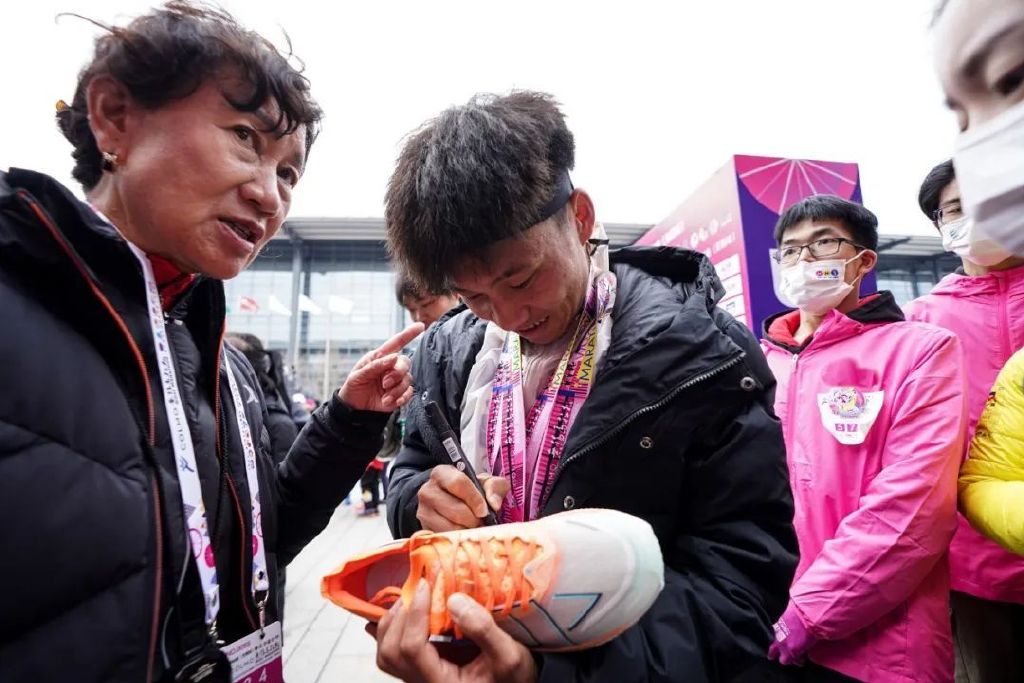 何杰打破马拉松意义,何杰打破的马拉松纪录是多少