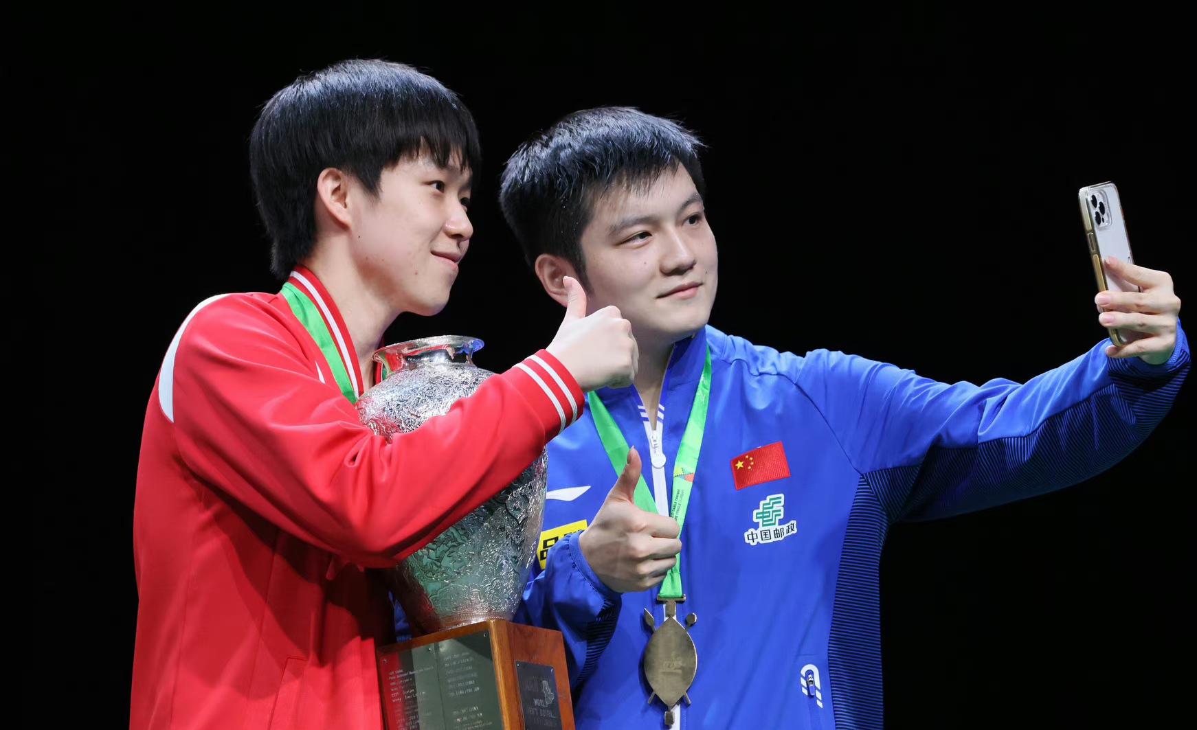樊振东王楚钦胜韩国组合夺冠,樊振东王楚钦夺冠发布会