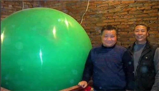 世界上最大的夜明珠怎么成路灯了,男子挖到6吨夜明珠