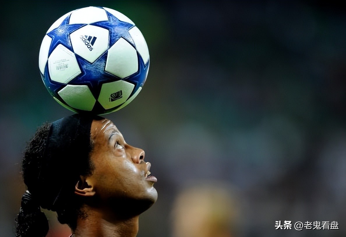 加拿大前锋庆祝进球挡住耐克标志，暗示对球衣赞助商的不满