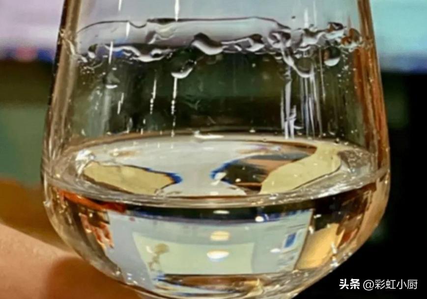 才知道！分辨白酒好坏只需1滴食用油，立马就能见分晓，学会不亏