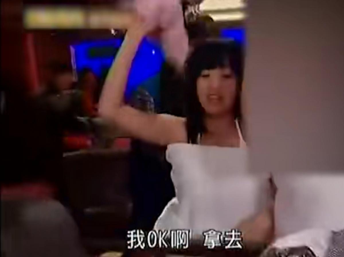 毁三观！陈乔恩满大街找*丸睾**吃、节目上还当众脱奶罩，太疯狂了！